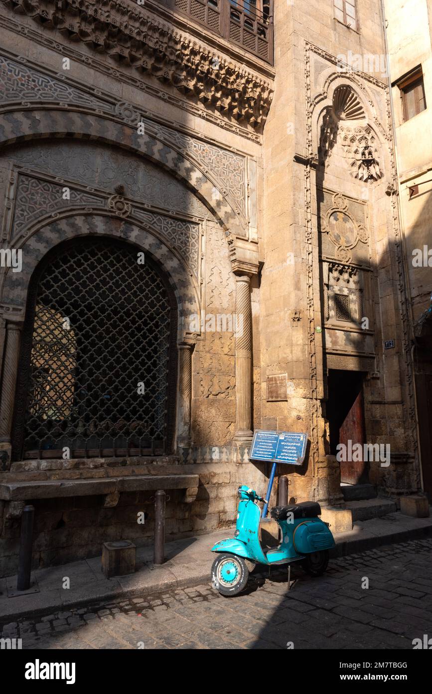 Cairo, Egitto. Dicembre 21st 2022 Vespa scooter a motore fuori Sabil-Kuttab di Katkhuda, in via al Muizz nr Khan El Khalili Bazaar nella parte vecchia di Foto Stock