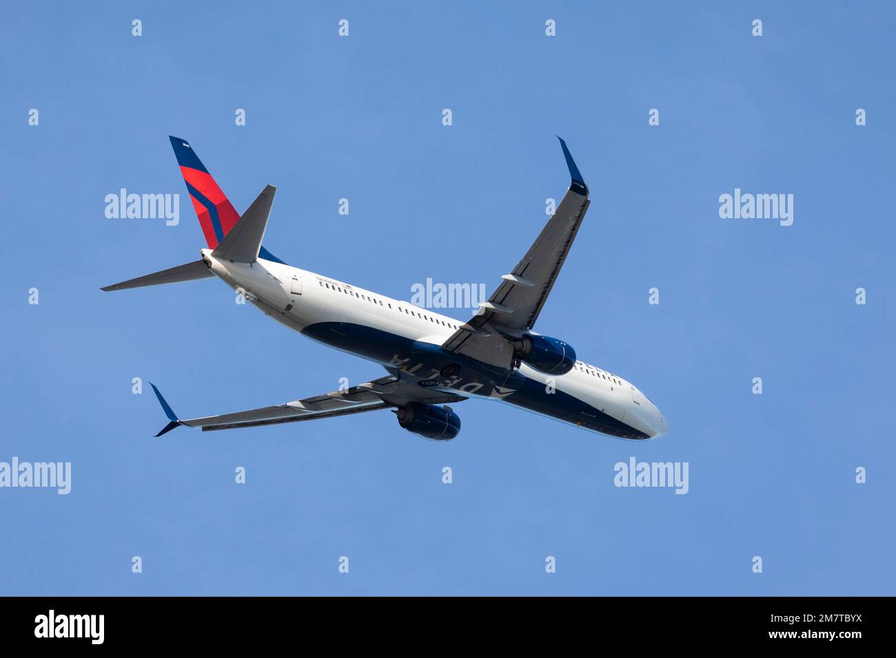 SeaTac, Washington, Stati Uniti. 10th gennaio 2023. Una Delta Airlines 737-900ER decollo all'Aeroporto Internazionale di Seattle-Tacoma. Credit: Paul Christian Gordon/Alamy Live News Foto Stock
