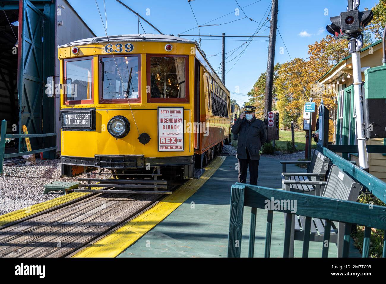 La stazione di Morrison Hill si ferma al Seashore Trolley Museum, dove i visitatori possono scendere per passeggiare nel campus e visitare il Riverside Car Barn Foto Stock