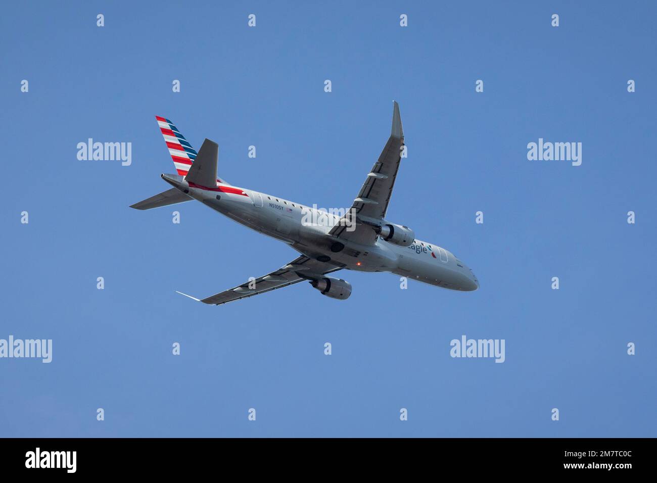 SeaTac, Washington, Stati Uniti. 10th gennaio 2023. Un American Eagle ERJ-175 decolve all'Aeroporto Internazionale di Seattle-Tacoma. Credit: Paul Christian Gordon/Alamy Live News Foto Stock