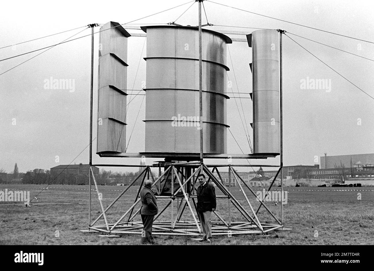 Da (da sinistra a destra), Felix Vogel, assistente tecnico civile e Alfred Goedecke, si trovano di fronte al generatore eolico inventato da Goedecke, per fornire energia elettrica alla stazione di osservazione del tempo presso l'aeroporto centrale di Tempelhof. Base: Berlino Ovest Nazione: Germania / Germania (DEU) Foto Stock