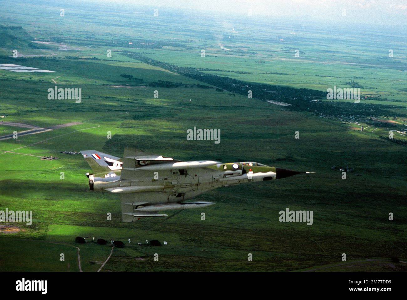 Una vista aria-aria lato destro di un Royal Australian Air Force CA-29 Mirage Aircraft come banca a sinistra durante l'esercizio di Cope Thunder. Soggetto operativo/Serie: COPE THUNDER base: Clark Air base Stato: Luzon Paese: Filippine (PHL) Foto Stock