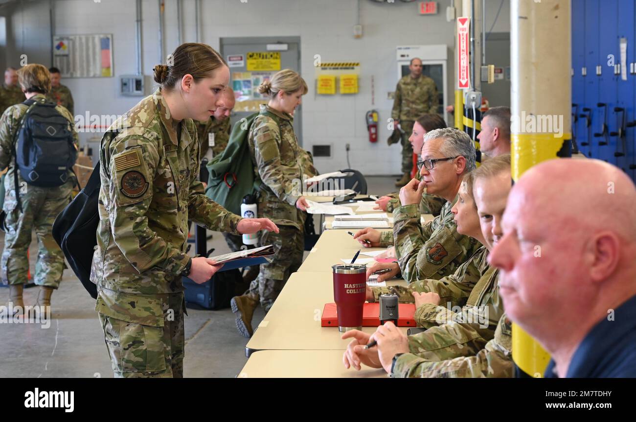 Il processo degli airmen attraverso una linea di spiegamento del personale durante un'esercitazione di generazione, 13 maggio 2022, a Lincoln, base dell'aeronautica, Gli esercizi di generazione NEB addestrano gli Airmen a rispondere rapidamente per lo spiegamento rapido delle truppe e delle attrezzature necessarie. Foto Stock