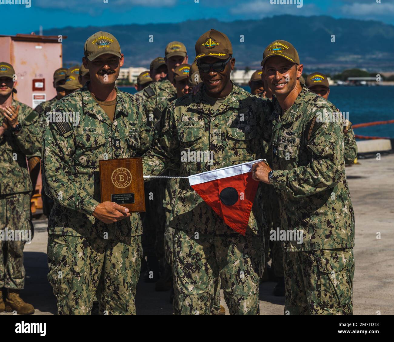 220513-N-LN285-1349 BASE CONGIUNTA PEARL HARBOR-HICKAM (13 maggio 2022) -- il capitano Melvin Smith, commodore, Submarine Squadron 1, presenta il Battle Efficiency Award (Battle “e”) al comandante capo macchinisto (ausiliario) David Henley, capo della barca, e CMdR. Carlos Martinez, comandante del sottomarino ad attacco rapido di classe Virginia USS Missouri (SSN 780) Maggio 13,2022. La Battaglia “e” viene assegnata annualmente in base alla disponibilità generale di un comando a svolgere i compiti assegnati in tempo di guerra. Foto Stock