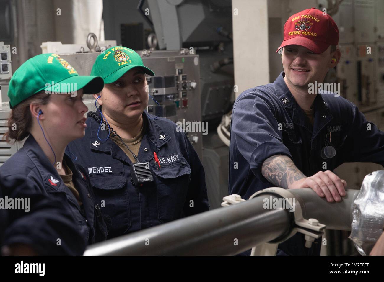 220512-N-IL330-1012 OCEANO PACIFICO (12 maggio 2022) – i marinai discutono di una trivella di addestramento ingegneristico a bordo del portatore anfibio d'assalto USS Tripoli (LHA 7), 12 maggio 2022. Tripoli sta conducendo operazioni di routine nella U.S. 3rd Fleet. Foto Stock