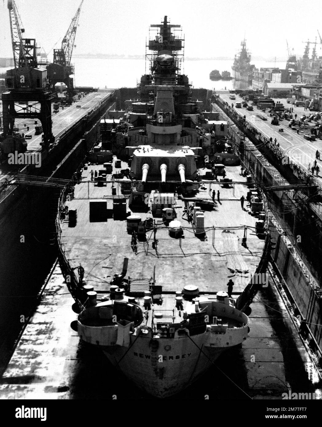 Una vista dall'alto del ponte di poppa, guardando verso l'arco, della corazzata NEW JERSEY (BB-62) in dry dock durante il rimontaggio e la riattivazione. Base: Long Beach Naval Shipyard Stato: California (CA) Paese: Stati Uniti d'America (USA) Foto Stock