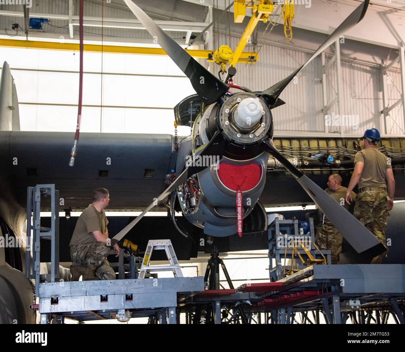 Gli aeratori con la 166th Airlift Wing, 166th Maintenence Squadron, sezione di propulsione a getto, serrano un bullone di fissaggio su un nuovo motore alla base della Guardia Nazionale dell'aria di Delaware, New Castle, del, 14 maggio 2022. Il motore originale è stato rimosso dall'aeromobile come parte delle operazioni di manutenzione ordinaria. Quattro bulloni collegano il motore al parafango, assicurandosi che la coppia sia corretta è una parte fondamentale del processo di installazione. Foto Stock