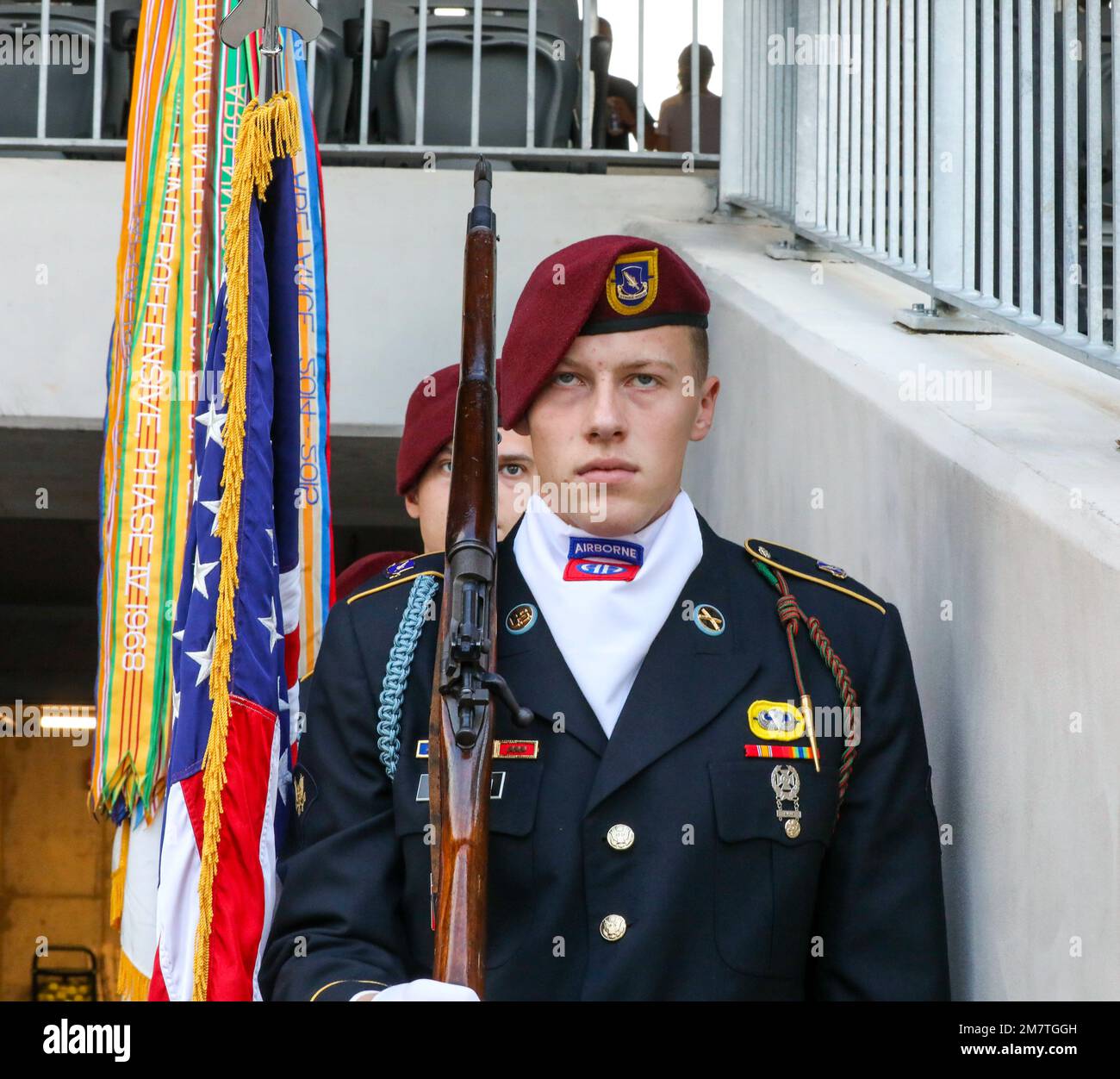 La 82nd Airborne Division Color Guard ha partecipato alla partita dei Woodpeckers di Fayetteville al Segra Stadium di Fayetteville, N.C. il 13 maggio 2022. Diversi paracadutisti hanno partecipato al gioco e hanno onorato il mese dell'apprezzamento militare. Foto Stock