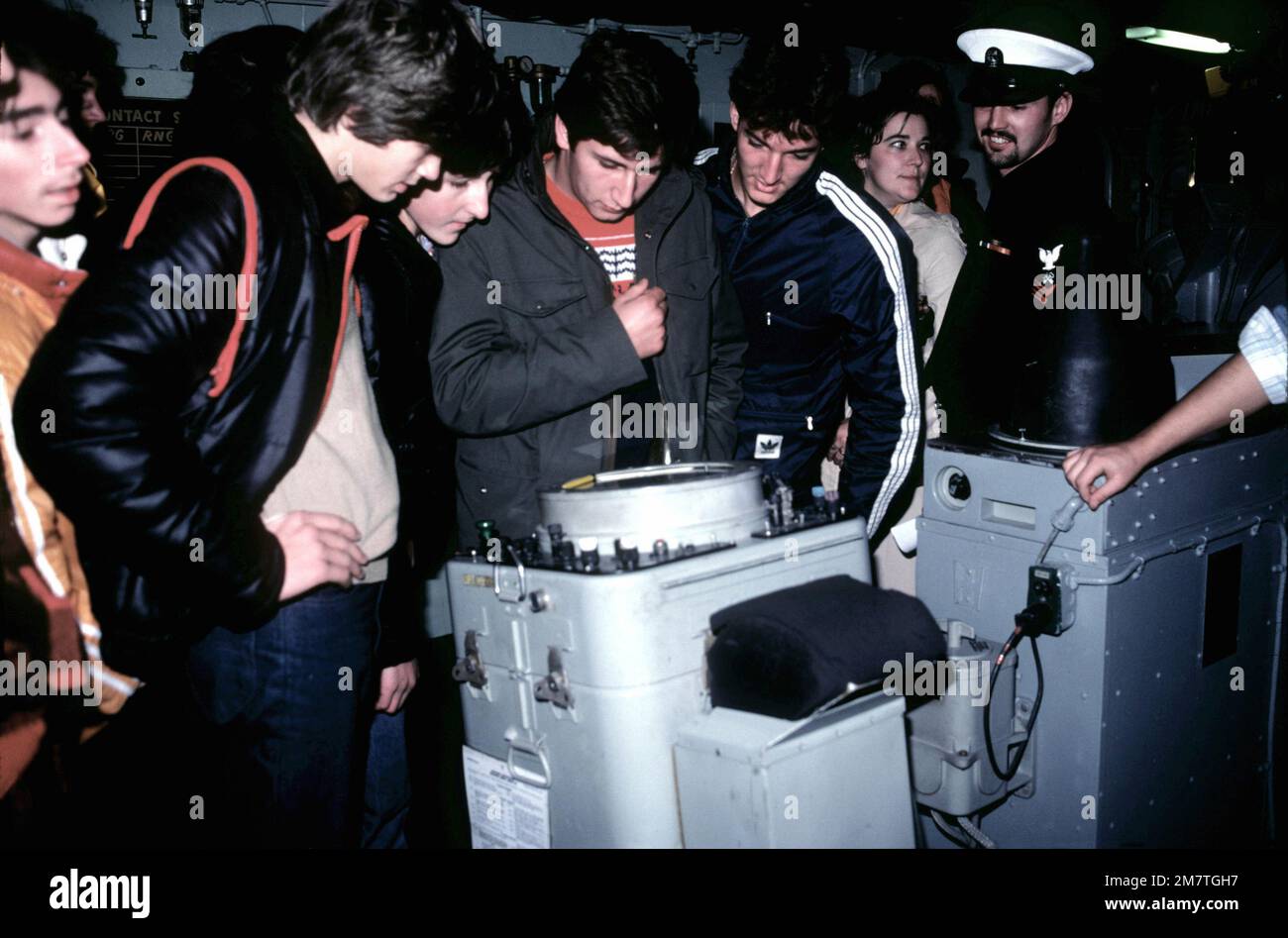 I jugoslavi visitano la nave cacciatorpediniere USS PUGET SOUND (ad-38). Il SUONO PUGET è in porto per la prima visita da quando è diventato il fiore all'occhiello della flotta 6th nel maggio 1980. Base: Dubrovnik Paese: YUG Foto Stock