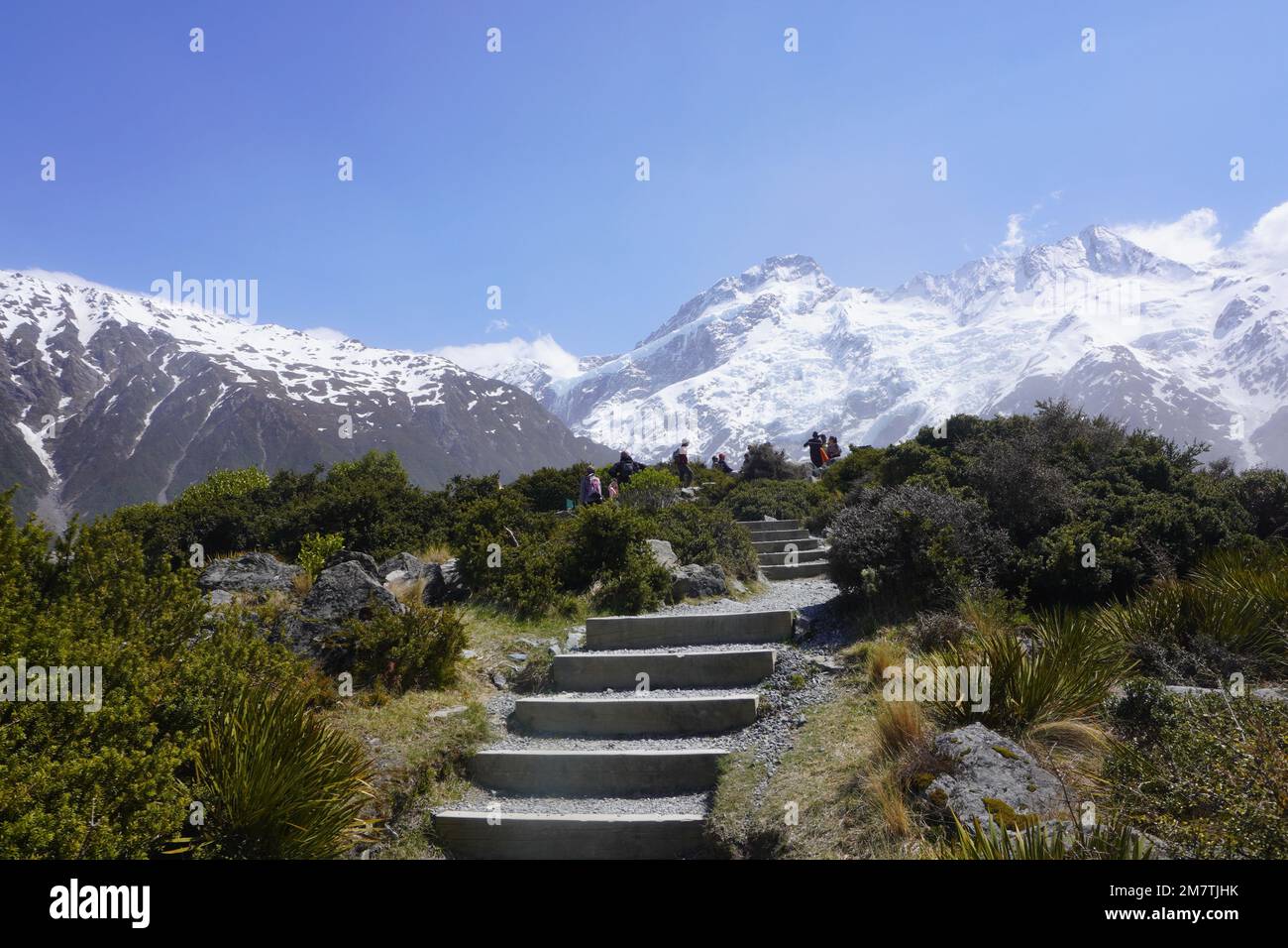 Punto panoramico con vista sulle montagne innevate sul percorso della Hooker Valley in Nuova Zelanda nel Parco Nazionale del Monte Cook di Aoraki Foto Stock
