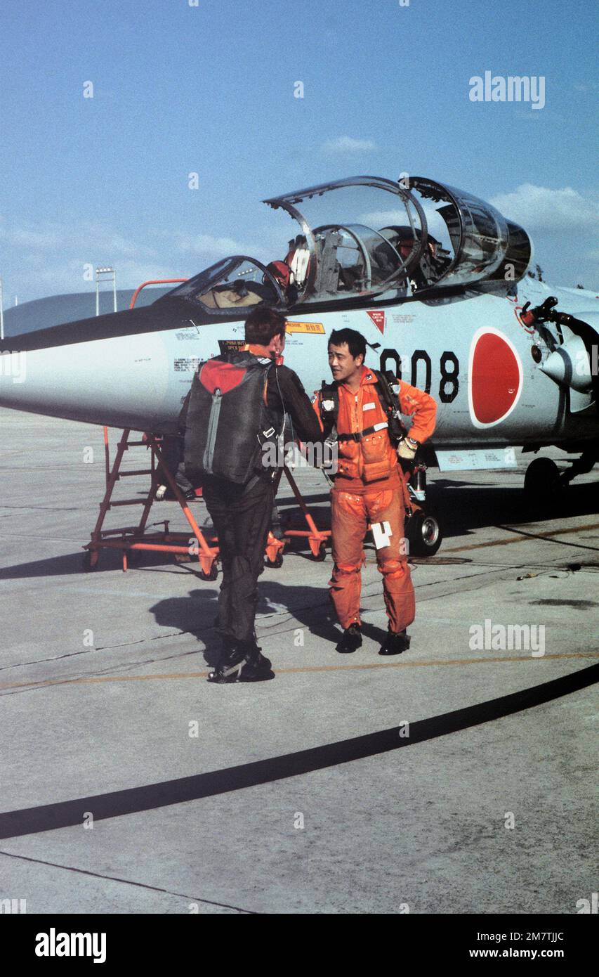 LT. Steve Schmidt scuote le mani con LT. Chikara prima del loro volo. Entrambi gli uomini stanno partecipando agli esercizi COPE North '82-1A che si svolgono presso le basi aeree di Kadena e Naha. Soggetto operativo/Serie: COPE NORTH '82-1A base: Kadena Air base Stato: Okinawa Paese: Giappone (JPN) Foto Stock