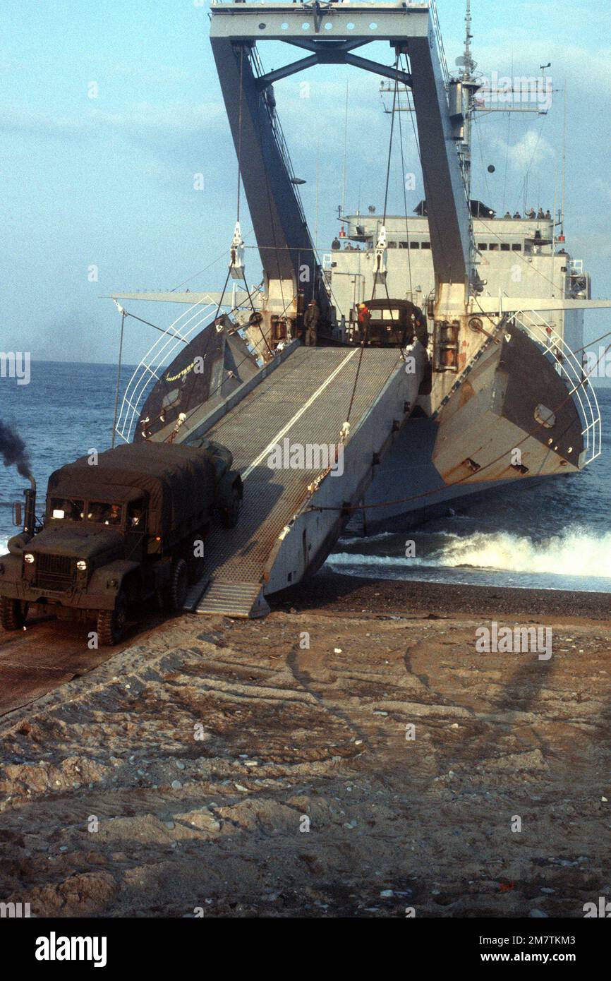 NEGLI STATI UNITI L'autocarro marino viene scaricato dalla nave di atterraggio cisterna USS NEWPORT (LST-1179) durante Valiant Blitz, la fase di atterraggio anfibio d'assalto dell'esercitazione Team Spirit '82. Soggetto operativo/Serie: TEAM SPIRIT '82 base: Tok Sok Ri Beach Paese: Corea del Sud Foto Stock