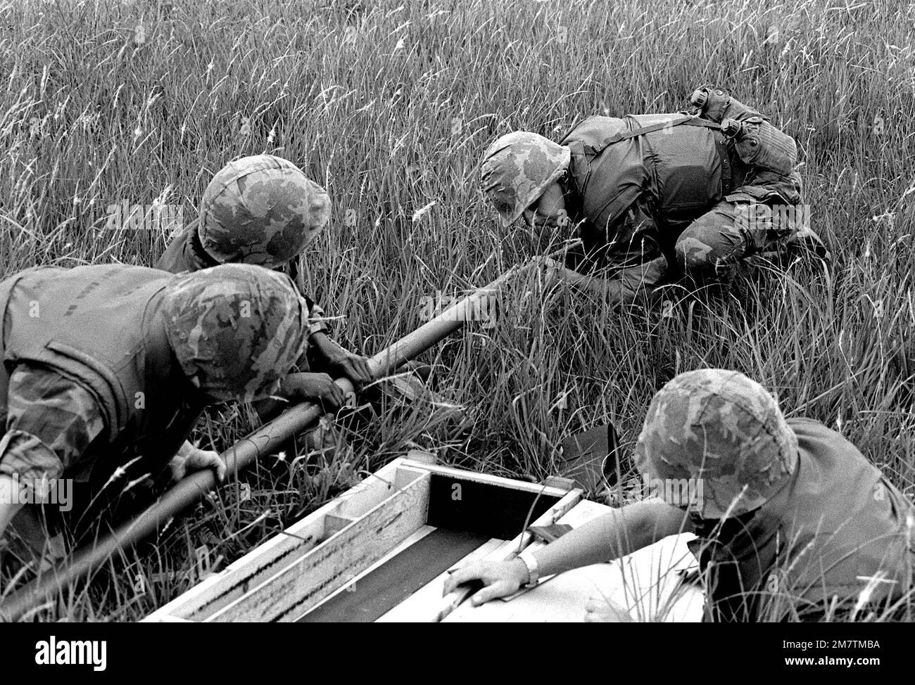 Marines del Battle Engineer 3rd si allenano con il siluro di bangalore ...
