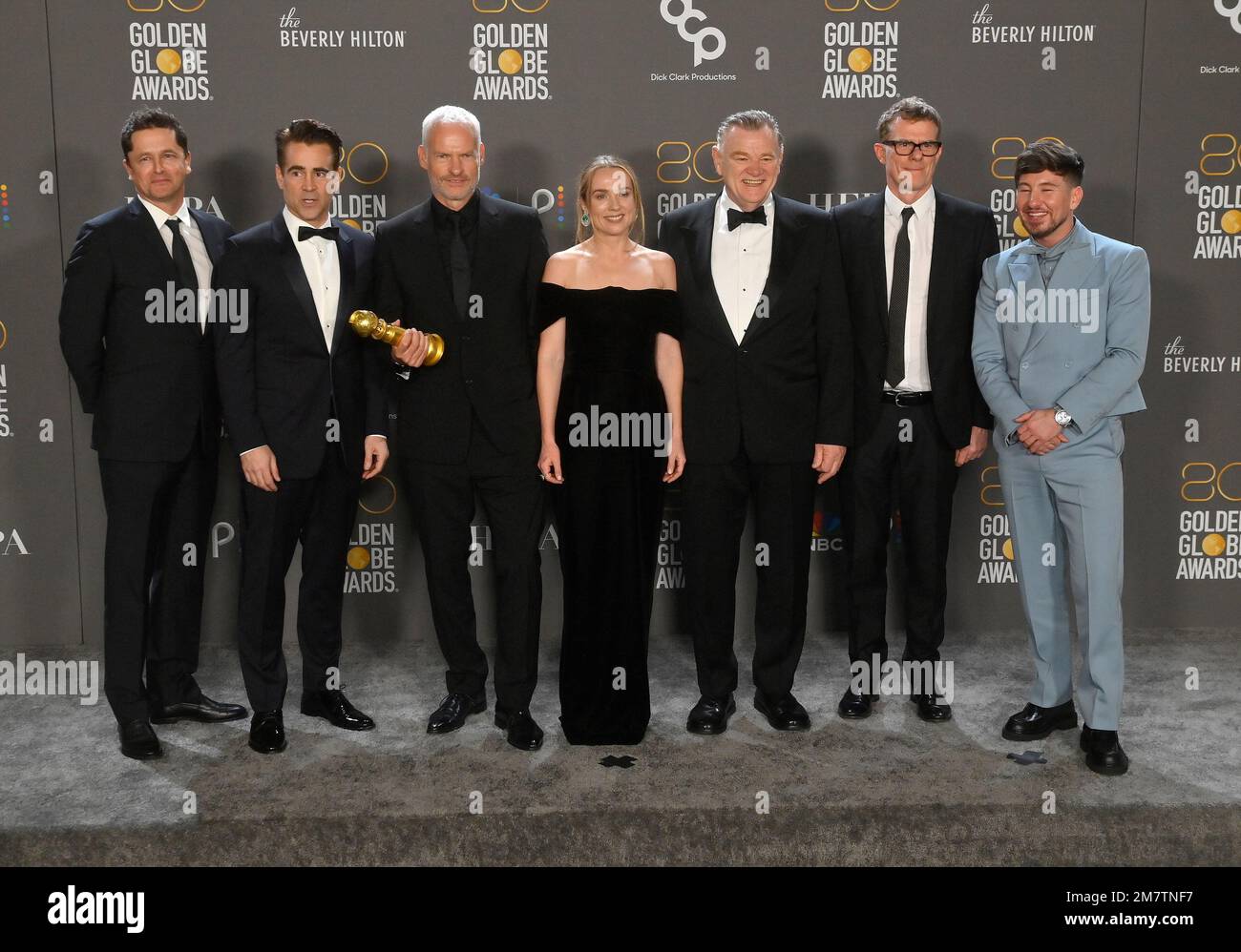 Beverly Hills, Stati Uniti. 10th Jan, 2023. (L-R) Peter Czernin, Colin Farrell, Martin McDonagh, Kerry Condon, Brendan Gleeson, Graham Broadbent, e Barry Keoghan appaiono dietro le quinte dopo aver vinto il premio per la migliore immagine - Musica/Commedia per 'i Banshees di Inisherin' durante il 80th° Golden Globe Awards annuale al Beverly Hilton di Beverly Hills, California, martedì 10 gennaio 2023. Foto di Jim Ruymen/UPI Credit: UPI/Alamy Live News Foto Stock