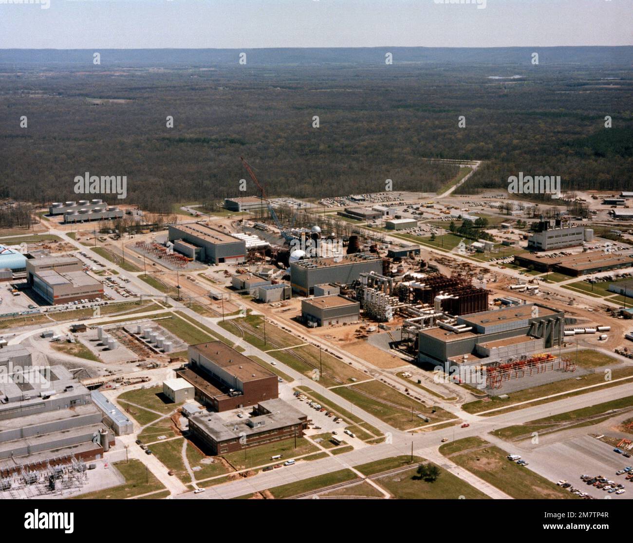 Una vista aerea dell'impianto di test del sistema di propulsione aerodinamica attualmente in costruzione presso il Centro di sviluppo e ingegneria Arnold. La struttura di prova fornirà una capacità di prova più avanzata per i motori a reazione. Base: Arnold Air Force Station Stato: Tennessee (TN) Paese: Stati Uniti d'America (USA) Foto Stock