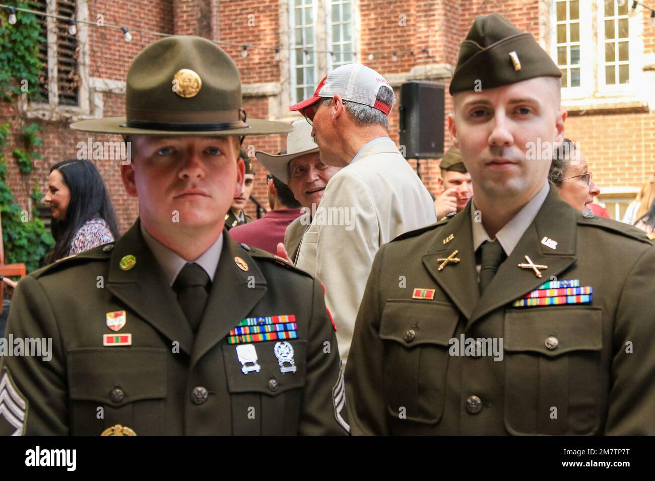 2nd il Lt. Zachary V. Breyfogle, partito, onorò la tradizione di un nuovo ufficiale che donò un dollaro d'argento al primo soldato arruolato che li saluta quando fu salutato dal suo migliore amico ed ex "compagno di battaglia", Sgt. Michael Youngkin. Foto Stock