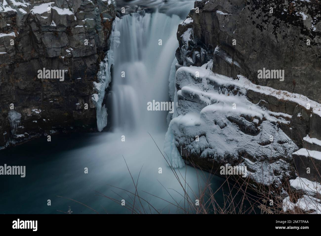Una lunga esposizione di cascata parzialmente congelata di Aharbal durante una fredda giornata nuvolosa a Kulgam. Le acque del fiume Veshu, creano una delle cascate più maestose conosciute come le cascate di Aharbal o Niagara del Kashmir. Le cascate hanno un ambiente panoramico composto da fitte foreste di abeti, situato a sud di Srinagar. E' una delle migliori destinazioni turistiche nella Valle del Kashmir. Foto Stock