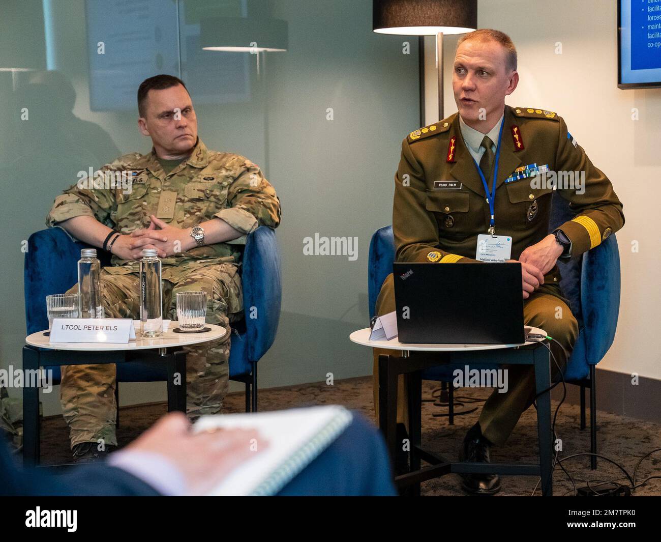 Veiko-Vello Palm, destra, vice comandante, forze di difesa estoni, risponde alle domande durante una tavola rotonda dei media mentre siede accanto al Lt. Col. Peter Els, vice comandante, NATO Enhanced Forward Presence Estonia, al Radisson Hotel, Tallin, Estonia, 13 maggio 2022. La tavola rotonda dei media è stata quella di discutere l'esercizio DEFENDER-Europe 22 guidato dagli Stati Uniti e l'esercizio Hedgehog guidato dall'Estonia. DEFENDER-Europe 22 è una serie di prodotti statunitensi Esercizi di addestramento multinazionale dell'Europa e dell'Africa dell'esercito all'interno degli Stati Uniti Il comando europeo Large Global Scale Exercise Construct ha luogo nell'Europa dell'Est. DEFENDER-EUR Foto Stock