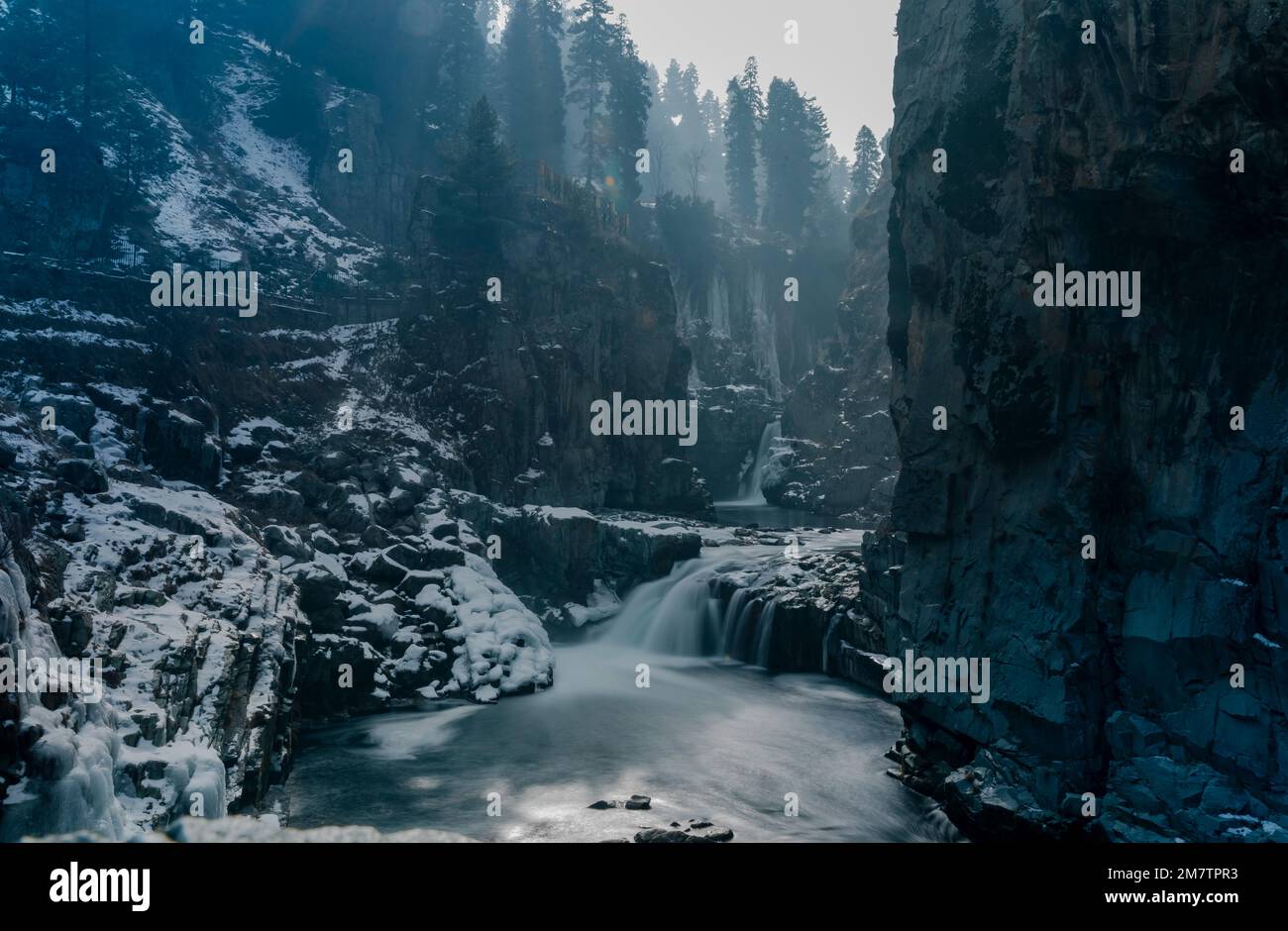 Una lunga esposizione di cascata parzialmente congelata di Aharbal durante una fredda giornata nuvolosa a Kulgam. Le acque del fiume Veshu, creano una delle cascate più maestose conosciute come le cascate di Aharbal o Niagara del Kashmir. Le cascate hanno un ambiente panoramico composto da fitte foreste di abeti, situato a sud di Srinagar. E' una delle migliori destinazioni turistiche nella Valle del Kashmir. (Foto di Idrees Abbas / SOPA Images/Sipa USA) Foto Stock