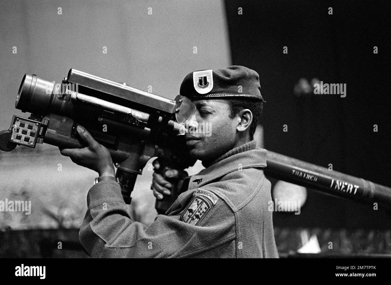 SGT Arthur Leon, 172nd Brigata di fanteria leggera, Fort Richardson, Alaska, punta al Rocket Weapons Simulator terra-aria Rocket Weapons. Base: Fort Lewis Stato: Washington (WA) Nazione: Stati Uniti d'America (USA) Foto Stock