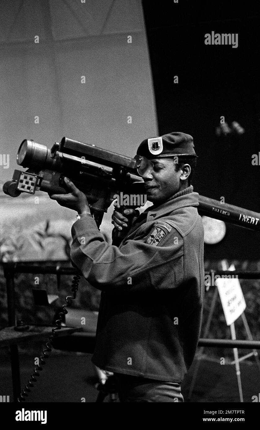 SGT Arthur Leon, 172nd Brigata di fanteria leggera, Fort Richardson, Alaska, punta al Rocket Weapons Simulator terra-aria Rocket Weapons. Base: Fort Lewis Stato: Washington (WA) Nazione: Stati Uniti d'America (USA) Foto Stock