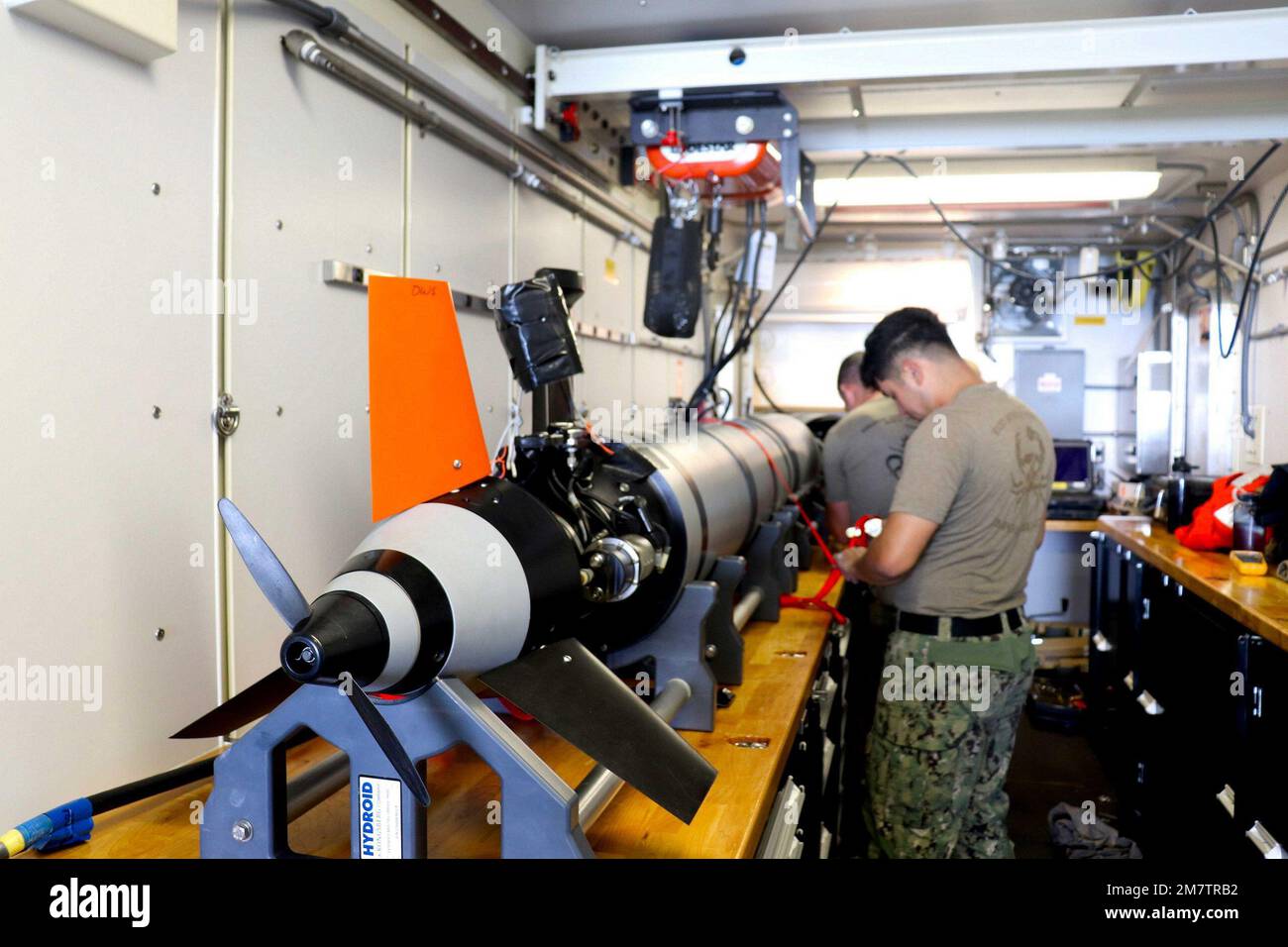 220513-o-NR876-341 SEA OF JAPAN (13 maggio 2022) i membri dell'unità mobile di smaltimento delle Ordnance esplosive (EODMU) 11 hanno intrapreso la nave da combattimento litoranea USS Charleston (LCS 18) di classe Independence per effettuare la manutenzione sul MK 18 MOD 2 Kingfish durante l'esercizio Noble Vanguard. Il Kingfish è un veicolo subacqueo senza equipaggio con le capacità sonar per la scansione del fondo dell'oceano per potenziali miniere. Noble Vanguard serve da abilitatore per rafforzare le tattiche e le tecniche di diversi gruppi di missione che contribuiscono alla stabilità regionale. Foto Stock