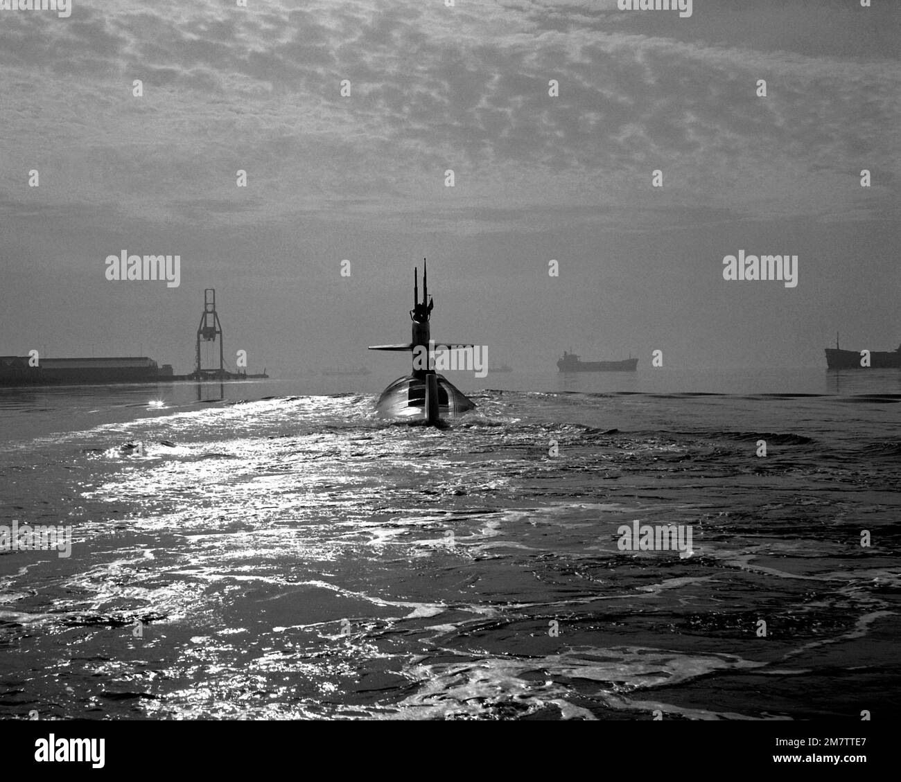 Una vista aerea di poppa del sottomarino di attacco nucleare USS ATLANTA (SSN-712) in corso. Base: Hampton Roads, Norfolk Stato: Virginia (VA) Nazione: Stati Uniti d'America (USA) Foto Stock