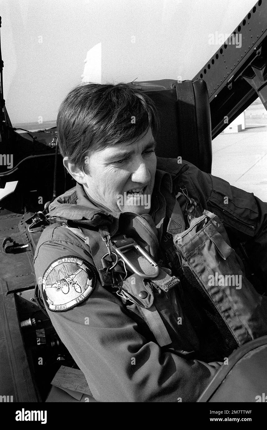 Il Segretario della Marina John F. Lehman Jr. Siede nell'abitacolo di un F/A-18 Hornet da Fighter Attack Squadron 125 (VFA-125). Base: Naval Air Station, Lemoore Stato: California (CA) Paese: Stati Uniti d'America (USA) Foto Stock