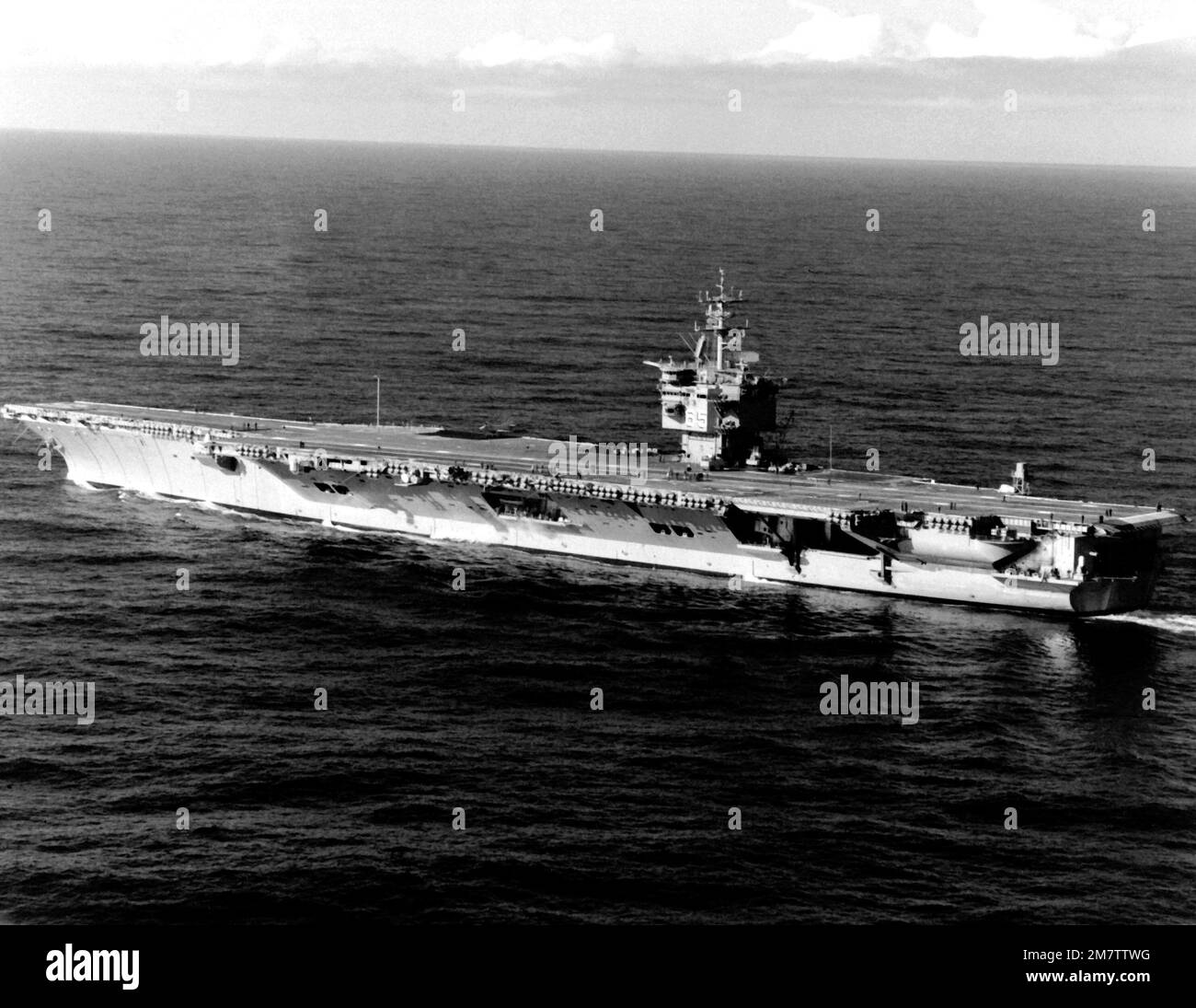 Vista del quarto porto aereo della portaerei nucleare USS ENTERPRISE (CVN-65) in corso al largo della costa di Washington. La nave sta partecipando a prove in mare a seguito di lavori di ristrutturazione che hanno incluso la ricostruzione della sovrastruttura. Paese: Oceano Pacifico (POC) Foto Stock