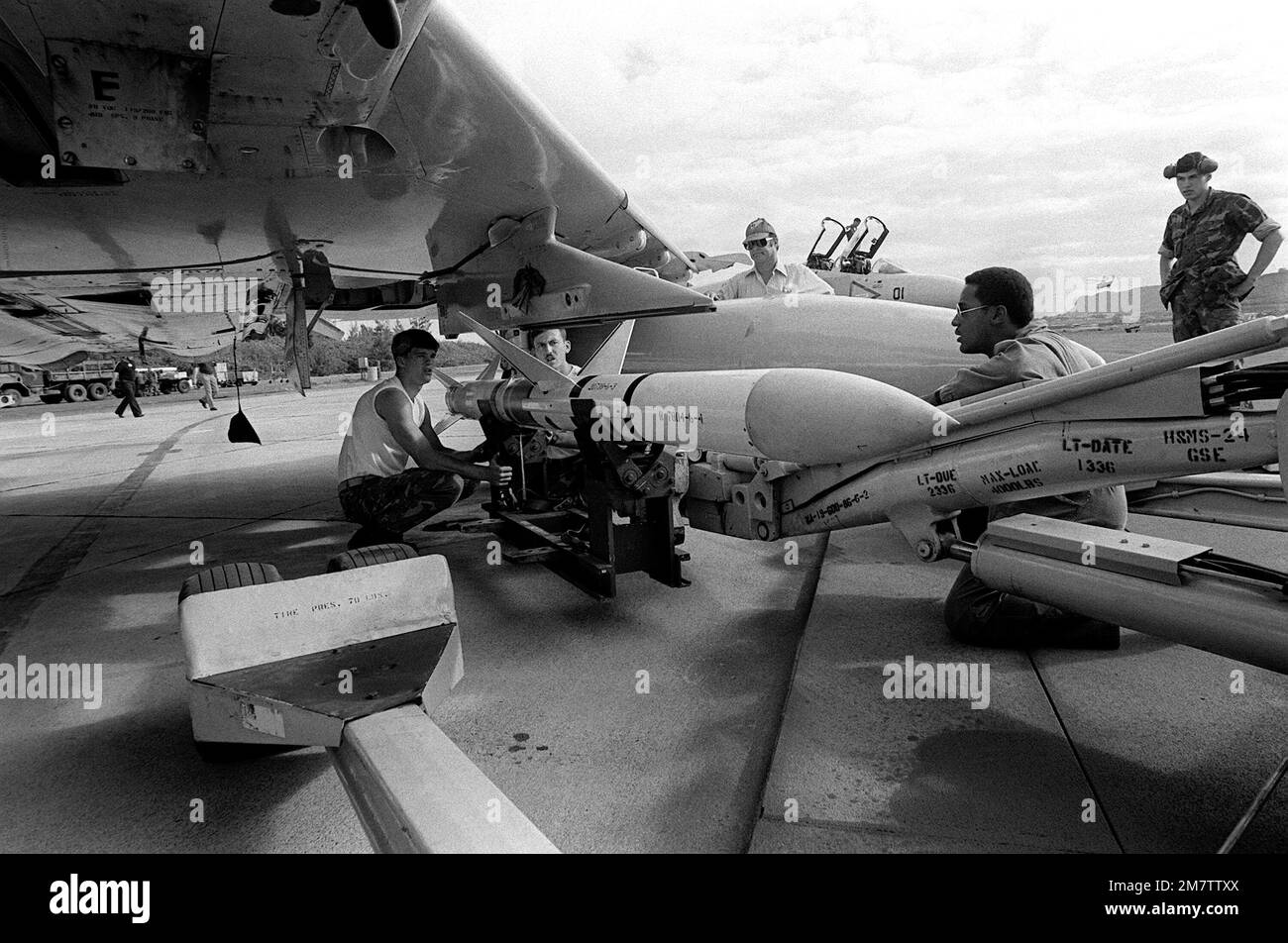 Gli uomini di Marine Fighter Attack Squadron 235 (VMFA-235) caricano un missile AIM-7 Sparrow III a bordo di un aereo F-4 Phantom II. Base: Marine Corps Air Station Kaneohe Stato: Hawaii (HI) Paese: Stati Uniti d'America (USA) Foto Stock