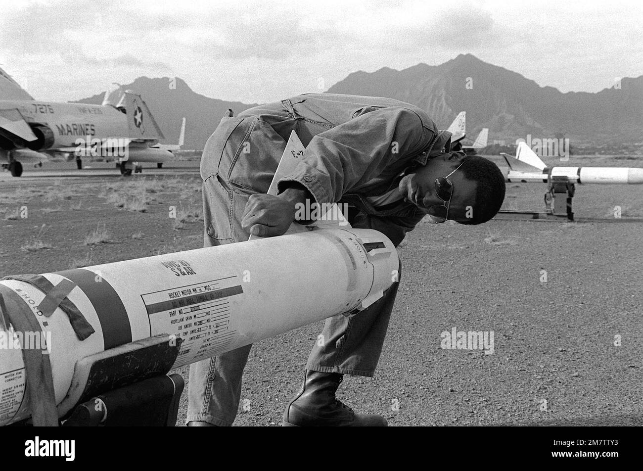 LCPL Tony Kennedy di Marine Fighter Attack Squadron 235 (VMFA-235) monta una pinna su un missile AIM-7 Sparrow III prima di essere caricato a bordo di un F-4E Phantom II. Base: Marine Corps Air Station Kaneohe Stato: Hawaii (HI) Paese: Stati Uniti d'America (USA) Foto Stock