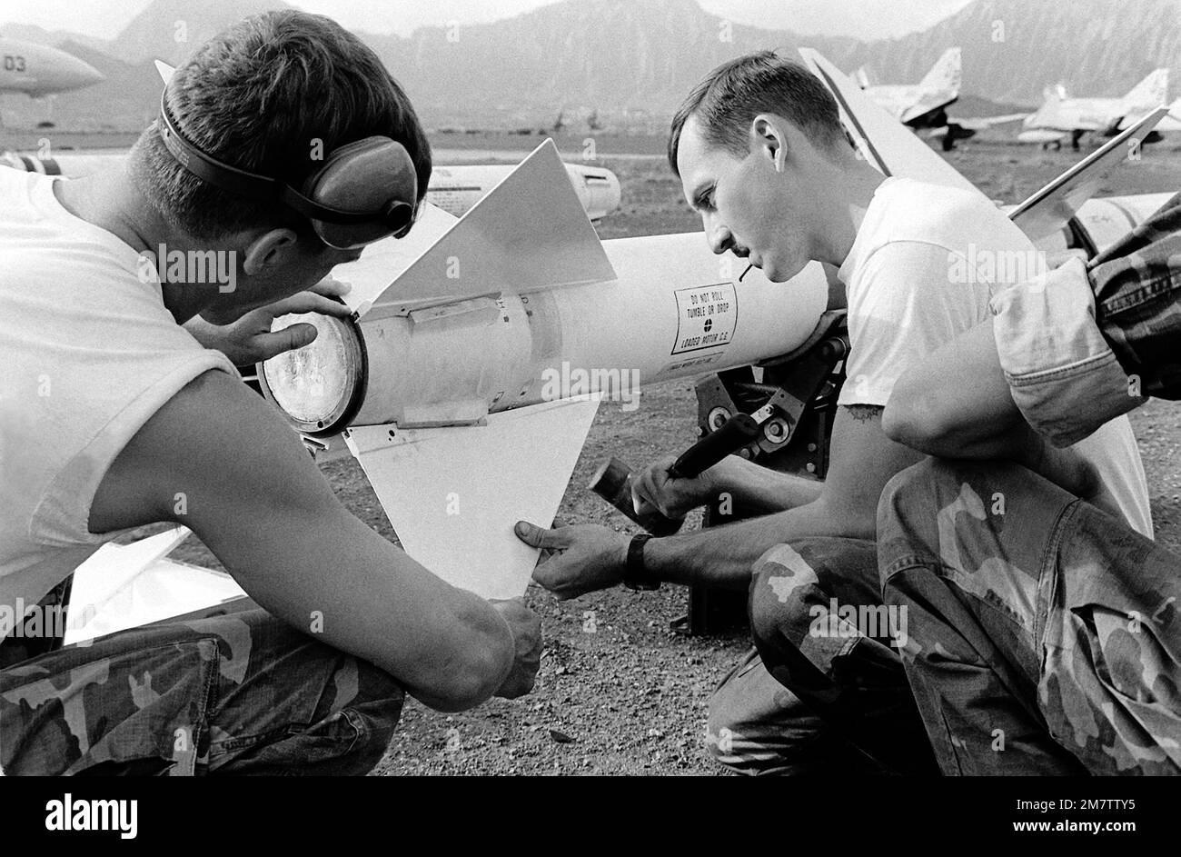 Il personale di Marine Fighter Attack Squadron 235 (VMFA-235) effettua un controllo finale delle pinne su un missile AIM-7 Sparrow III prima di caricarlo a bordo di un aereo F-4 Phantom II. Base: Marine Corps Air Station Kaneohe Stato: Hawaii (HI) Paese: Stati Uniti d'America (USA) Foto Stock
