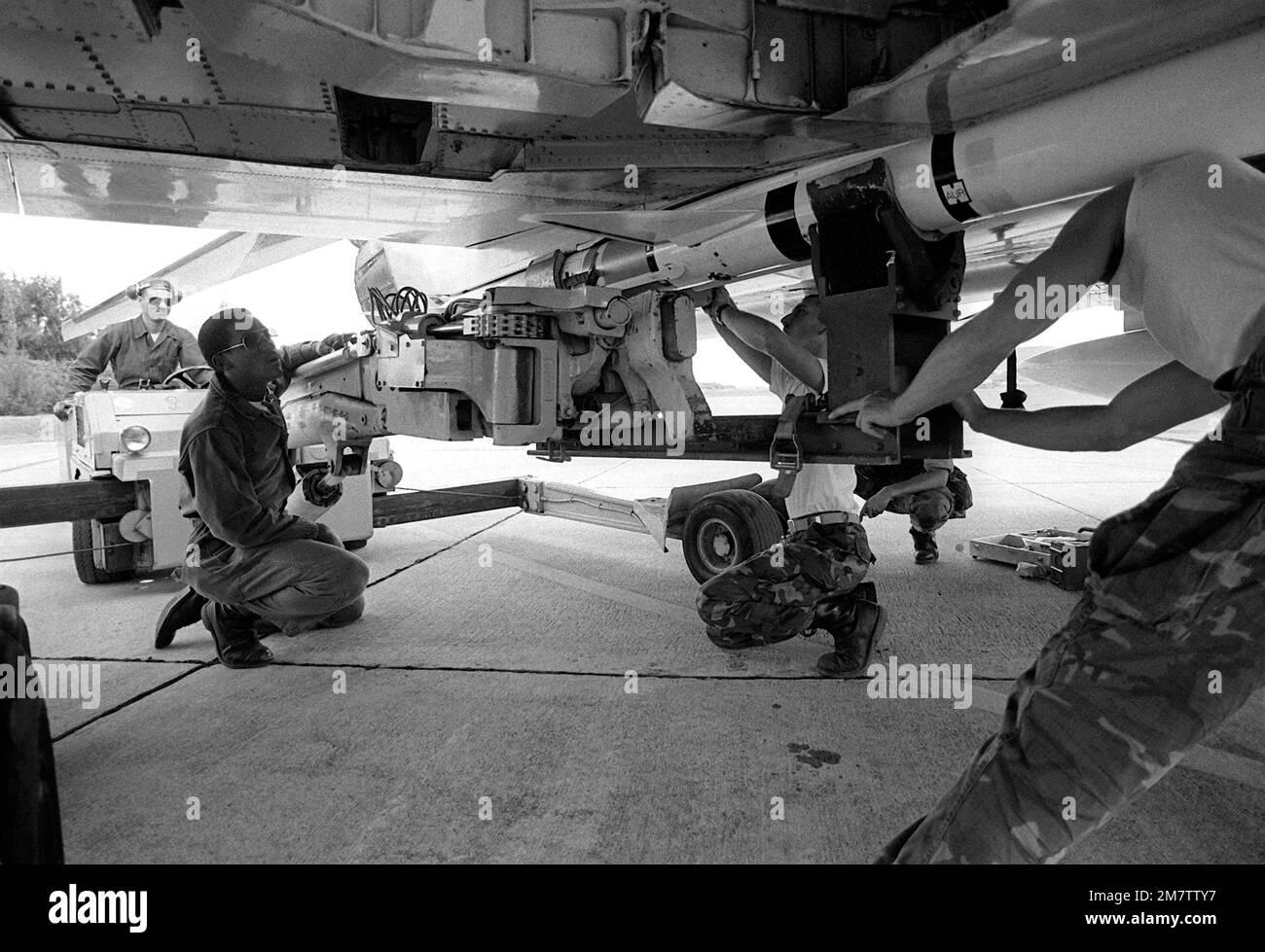 LCPL Tony Kennedy, a sinistra, da Marine Fighter Attack Squadron 235 (VMFA-235) aiuta a caricare un missile AIM-7 Sparrow III a bordo di un F-4 Phantom II. Base: Marine Corps Air Station Kaneohe Stato: Hawaii (HI) Paese: Stati Uniti d'America (USA) Foto Stock
