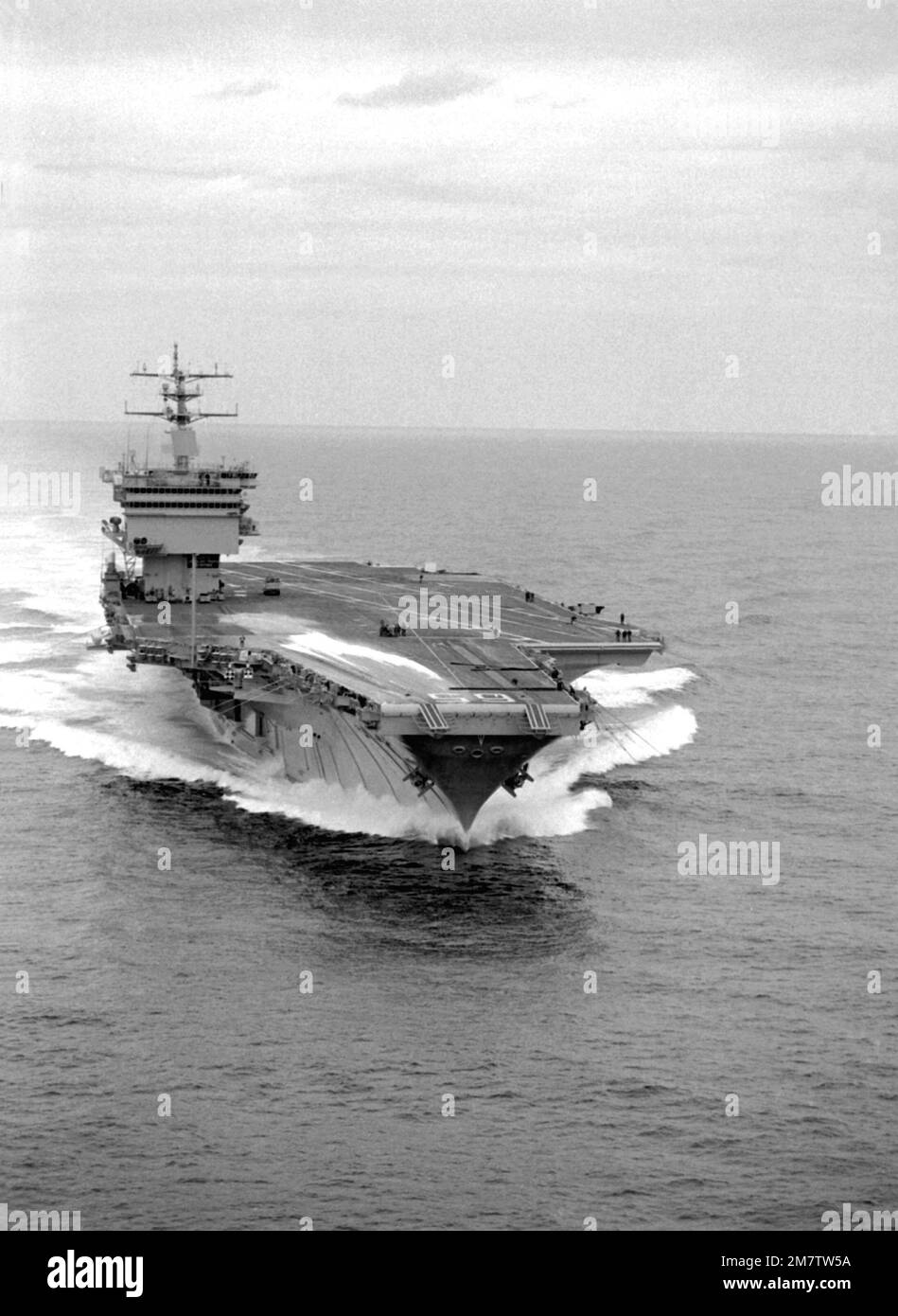 Vista a dritta della portaerei a energia nucleare USS ENTERPRISE (CVN-65) in corso di prove in mare. La nave era in dry dock per riparazioni e modifiche. Paese: Oceano Pacifico (POC) Foto Stock