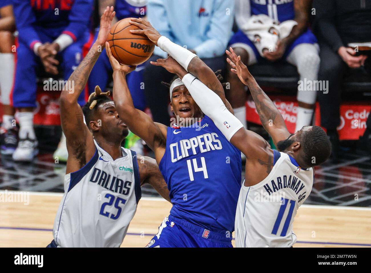 Los Angeles, California, Stati Uniti. 10th Jan, 2023. Los Angeles Clippers Guard Terance Mann (14) combatte per la palla contro Dallas Mavericks Guards Reggie Bullock (25) e Tim Hardaway Jr. (11) durante una partita di basket NBA Domenica, 10 gennaio 2023, a Los Angeles. (Credit Image: © Ringo Chiu/ZUMA Press Wire) SOLO PER USO EDITORIALE! Non per USO commerciale! Foto Stock