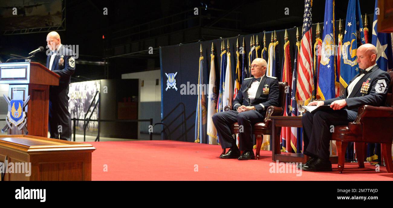 Arnold W. Bunch, Jr., Air Force Materiel Command Commander (Center) e Capo Maestro Sgt. David A. Flosi, AFMC Command Chief (Right) Ascolta come Capo Maestro Sgt. Vincent Lommen, cerimonia primo Sergente, parla all'Ordine della cerimonia della spada, 13 maggio, 2022 presso il Museo Nazionale dell'Aeronautica militare degli Stati Uniti. L'Ordine della spada è un onore assegnato da ufficiali non commissionati per riconoscere un individuo che ha contribuito in modo significativo al benessere e allo sviluppo della forza arruolato. Foto Stock