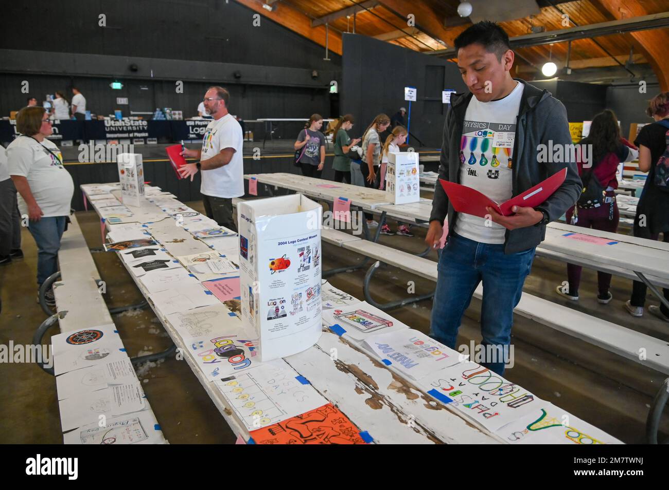 La base dell'aeronautica militare di Hill, la scienza, l'ingegneria, la tecnologia e la matematica, il volontario Jarom Redhair, 309th Software Engineering Group, giudica il concorso di logo Physics Day 13 maggio 2022, al parco divertimenti Lagoon di Farmington, Utah. La Giornata della fisica riunisce studenti, insegnanti e professionisti STEM per una giornata di concorsi e attività basati sulla fisica dei parchi di divertimento. Foto Stock