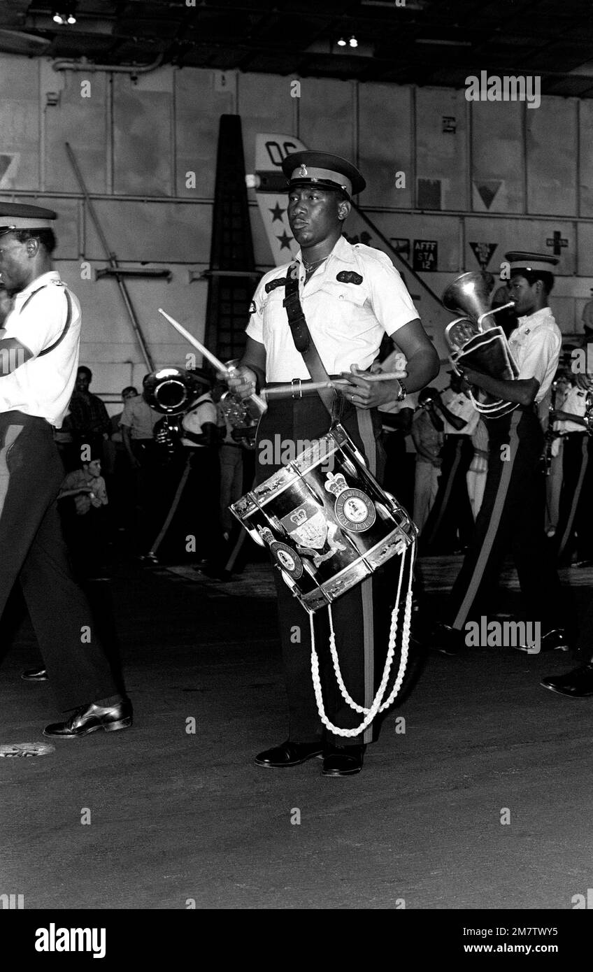 La banda della polizia reale delle Bahamas intrattiene gli equipaggi a bordo della portaerei USS INDEPENDENCE (CV 62) durante una visita al porto. Base: USS Independence (CV 62) Nazione: Bahamas (BHS) Foto Stock