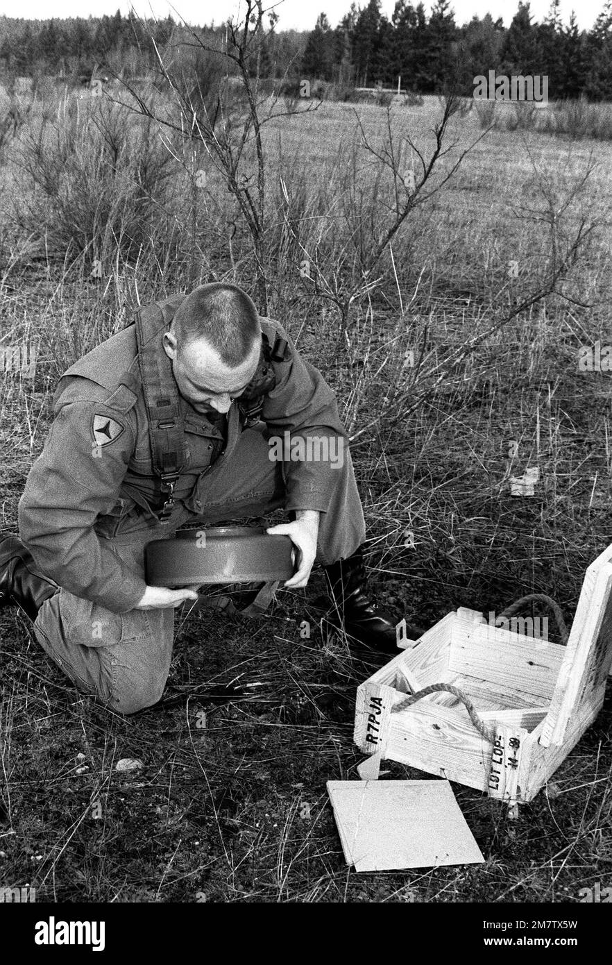 SSGT Larry Kemp, Azienda A, 15th Engineer Battalion, posiziona con attenzione una miniera anticarro M-15 in funzione dopo averla sollevata dalla sua cassa di imballaggio a Range 60. Base: Fort Lewis Stato: Washington (WA) Nazione: Stati Uniti d'America (USA) Foto Stock