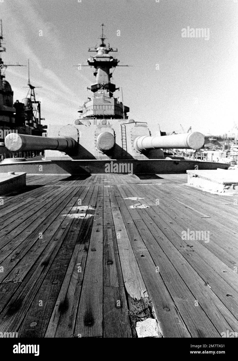 Una vista dalla prua della torretta 'A' e il ponte a bordo della corazzata IOWA (BB-61). La nave è in deposito di mothball qui. Base: Philadelphia Stato: Pennsylvania (PA) Paese: Stati Uniti d'America (USA) Foto Stock