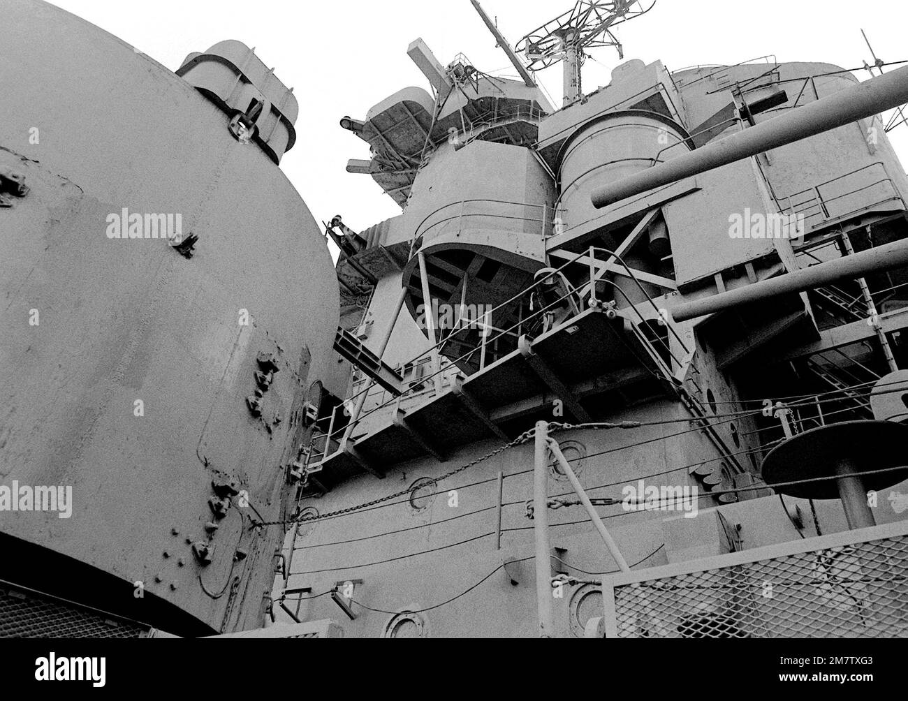 Vista laterale del porto del ponte e del prefetto a bordo della corazzata IOWA (BB-61). La nave è in deposito di mothball qui. Base: Philadelphia Stato: Pennsylvania (PA) Paese: Stati Uniti d'America (USA) Foto Stock
