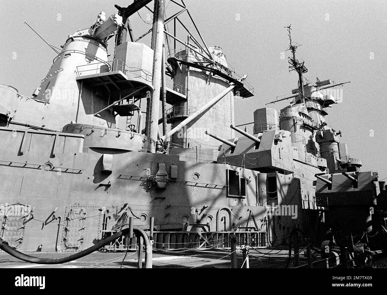 Vista a dritta delle pile e dei supporti per armi da fuoco calibro 5/38 a bordo della corazzata IOWA (BB-61). La nave è in deposito di mothball qui. Base: Philadelphia Stato: Pennsylvania (PA) Paese: Stati Uniti d'America (USA) Foto Stock