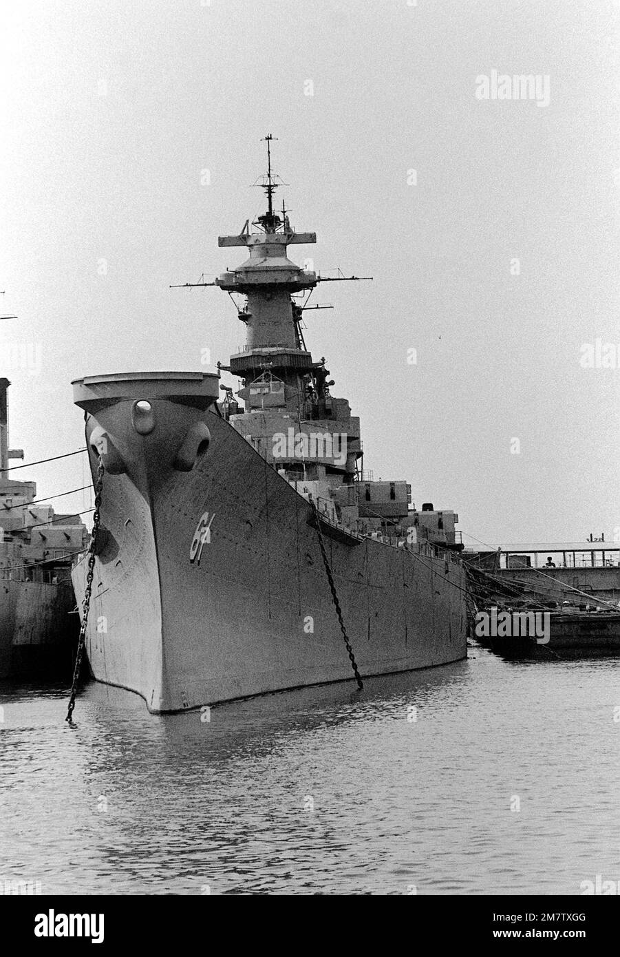 Vista sul porto di prua dell'IOWA (BB-61). La corazzata è qui in deposito di pallamano. Base: Philadelphia Stato: Pennsylvania (PA) Paese: Stati Uniti d'America (USA) Foto Stock
