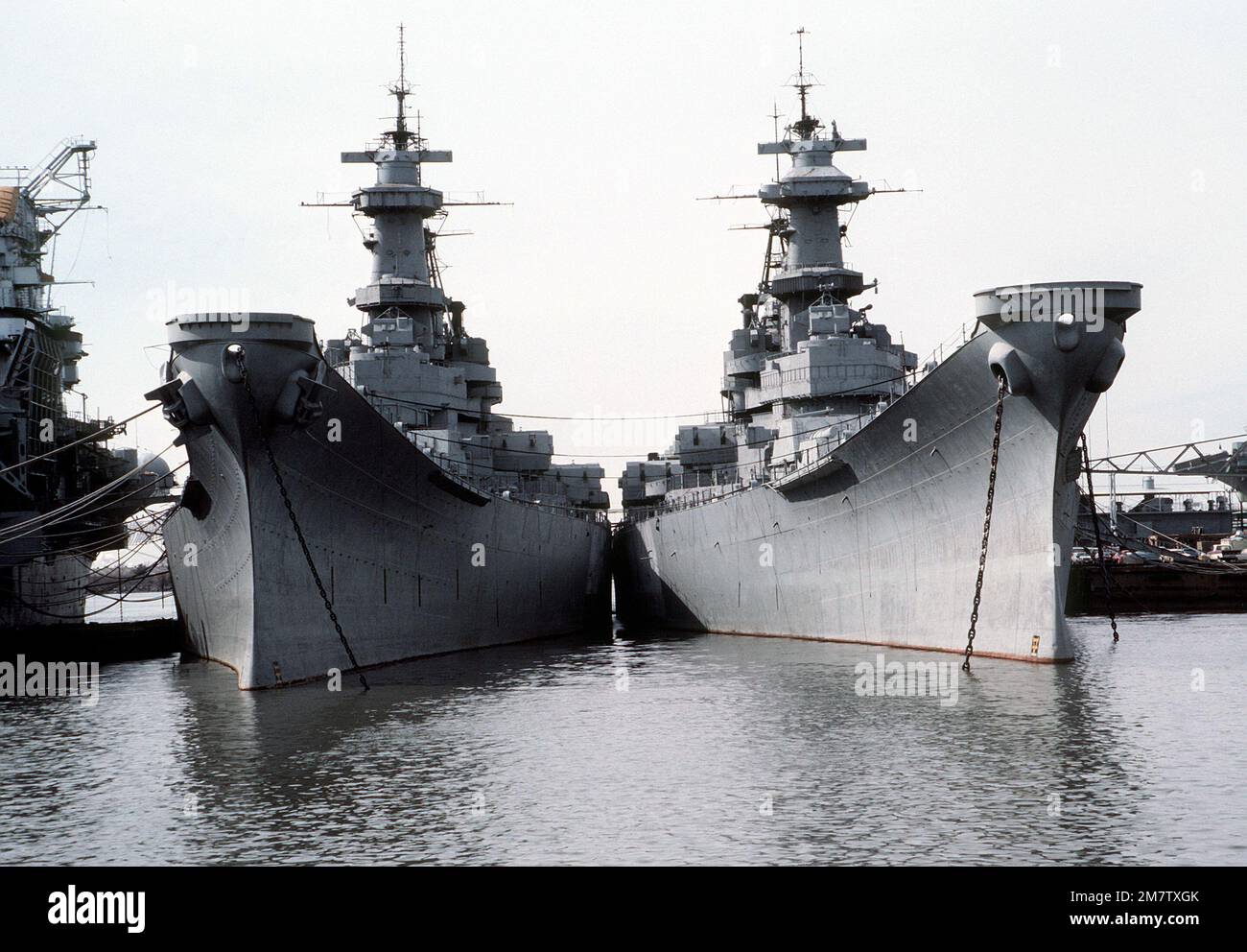 Vista a prua delle corazzate IOWA (BB-61), sulla destra, e WISCONSIN (BB-64). Entrambe le navi sono qui in deposito di pallamano e sono arate per essere restituite al servizio attivo. Base: Philadelphia Stato: Pennsylvania (PA) Paese: Stati Uniti d'America (USA) Foto Stock