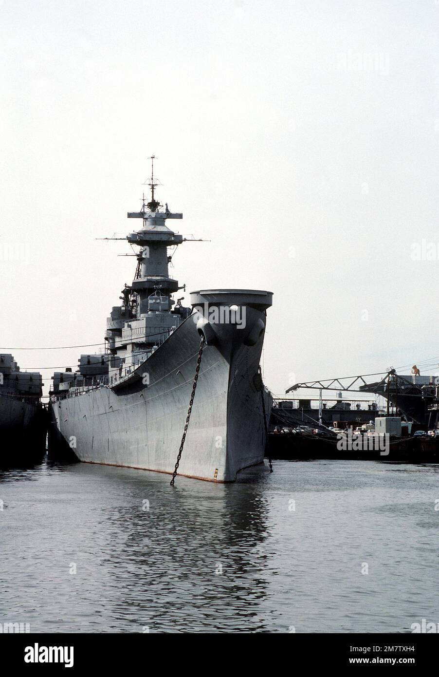 Inchino sulla vista della corazzata IOWA (BB-61). La nave è in deposito di pallamano e viene arata per essere restituita al servizio attivo. Base: Philadelphia Stato: Pennsylvania (PA) Paese: Stati Uniti d'America (USA) Foto Stock