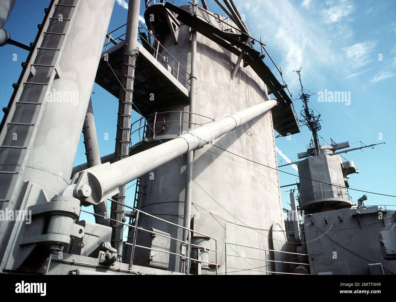 Una vista dal lato destro del montante principale a bordo della nave da guerra IOWA (BB-61). La nave è in deposito di mothball qui. Base: Philadelphia Stato: Pennsylvania (PA) Paese: Stati Uniti d'America (USA) Foto Stock