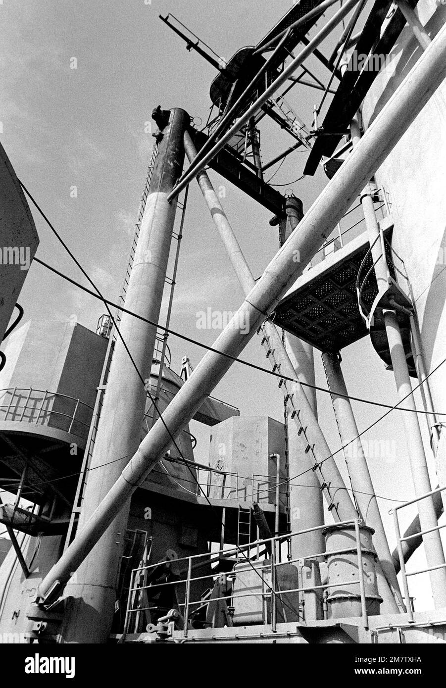 Vista a dritta della base dell'albero principale a bordo della corazzata IOWA (BB-61). La nave è in deposito di mothball qui. Base: Philadelphia Stato: Pennsylvania (PA) Paese: Stati Uniti d'America (USA) Foto Stock