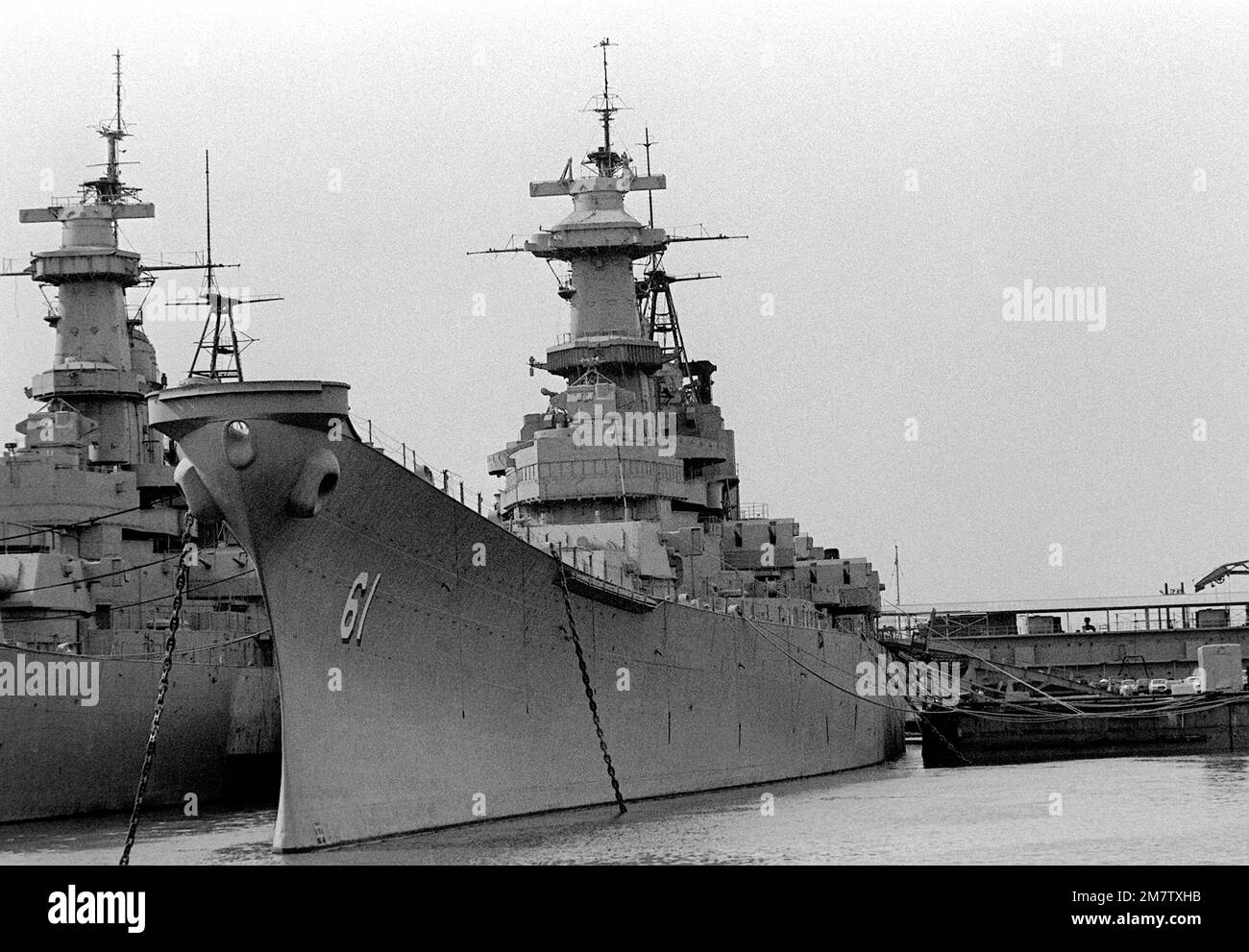 Vista sul porto di prua dell'IOWA (BB-61). La corazzata è qui in deposito di pallamano. Accanto all'IOWA è legato il WISCONSIN (BB-64). Base: Philadelphia Stato: Pennsylvania (PA) Paese: Stati Uniti d'America (USA) Foto Stock