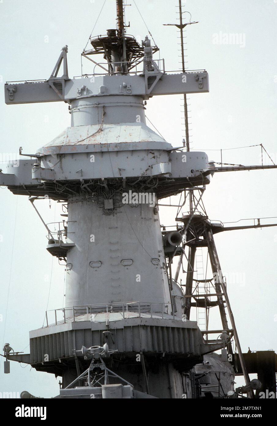 Una vista sul ponte a bordo della corazzata IOWA (BB-61). La nave è in deposito di mothball qui. Base: Philadelphia Stato: Pennsylvania (PA) Paese: Stati Uniti d'America (USA) Foto Stock