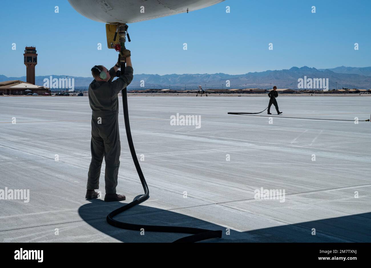 STATI UNITI Marines si preparano a rifornire un RAAF F-35A durante l'allenamento del Forward Area Refuelling Point (FARP) durante la Black Flag 22-1 presso la Nellis AFB, 13 maggio 2022. La formazione FARP prepara le forze degli Stati Uniti e delle forze alleate a rifornire efficacemente gli aeromobili in luoghi austeri quando non è possibile effettuare il rifornimento aria-aria o quando le stazioni di rifornimento non sono accessibili. Foto Stock